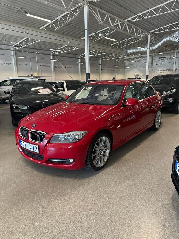 Karmesin röd Begagnad 2010 BMW 335 Sedan | 172 800 kr (Superpris) - Bild 1/4