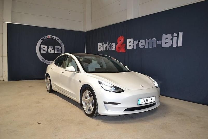 Vit Begagnad 2019 Tesla Model 3 Performance Sedan | 235 000 kr (Marknadspris) - Bild 1/4