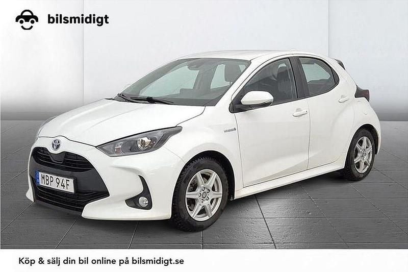 Vit Begagnad 2021 Toyota Yaris Hybrid Active Halvkombi | 153 900 kr (Bra pris) - Bild 1/3