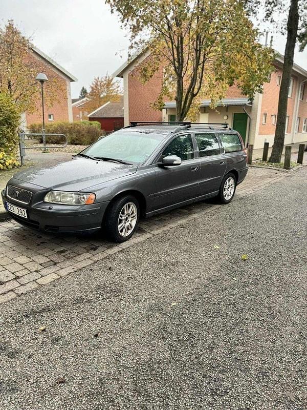 Grå Begagnad 2007 Volvo V70 Kinetic Kombi | 24 000 kr (Marknadspris) - Bild 1/4
