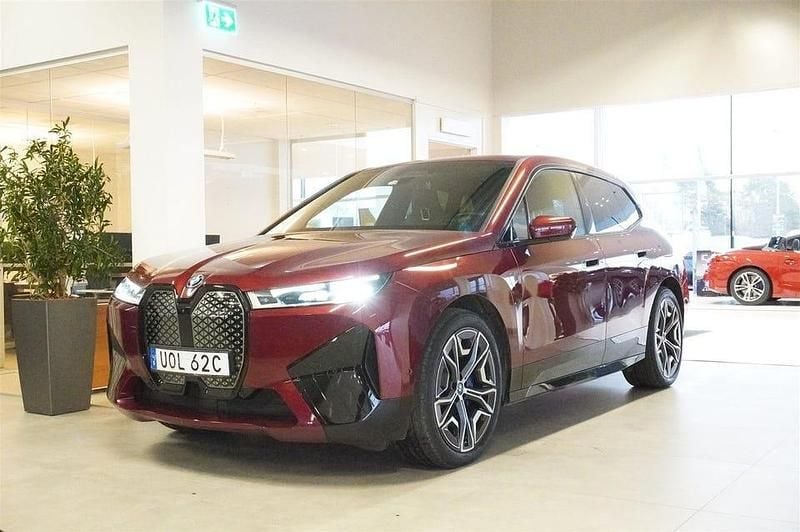 Aventurinrot iii metallic Begagnad 2024 BMW iX Comfort Edition SUV | 729 800 kr (Lite dyr) - Bild 1/4