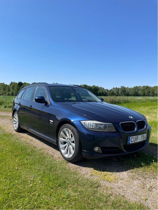 Blå Begagnad 2012 BMW 320 Kombi | 99 000 kr (Bra pris) - Bild 1/4