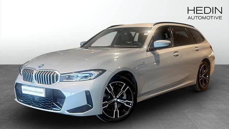 Begagnad BMW 330e Shadowline 299 HK (219 kW) 2025 Grå Kombi