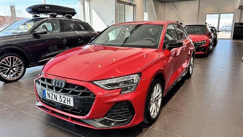 Röd Ny 2024 Audi A3 e-tron S-Line Halvkombi | 499 800 kr - Bild 1/4