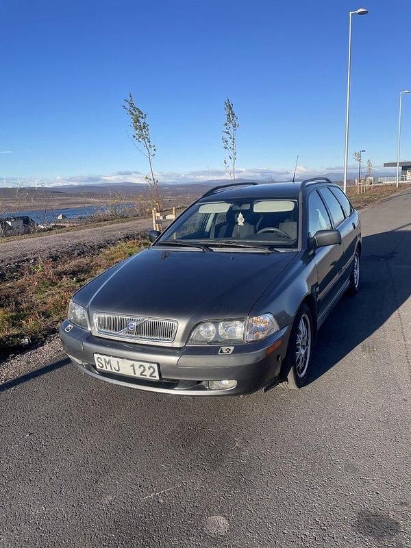 Grå Begagnad 2001 Volvo V40 Kombi | 18 000 kr (Marknadspris) - Bild 1/4
