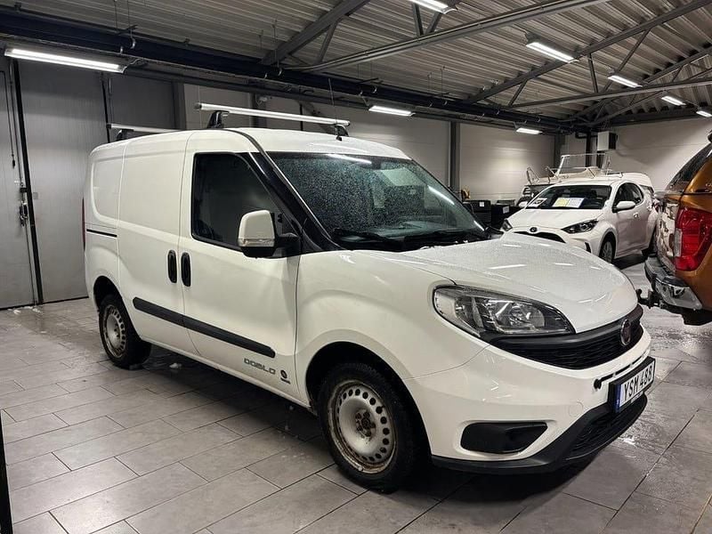 Vit (solid) Begagnad 2018 Fiat Doblò Minibuss | 109 500 kr (Marknadspris) - Bild 1/4