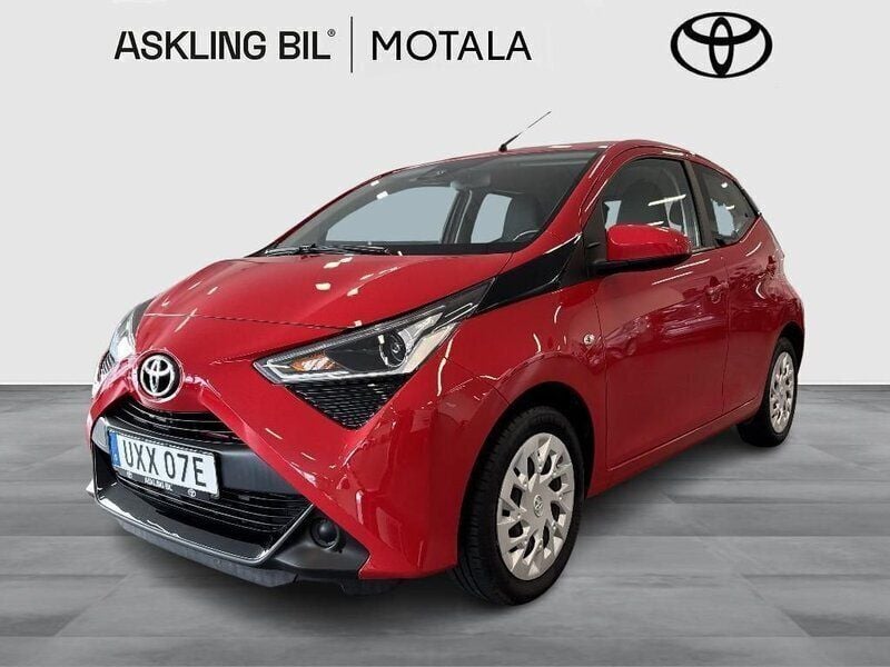 Röd Begagnad 2021 Toyota Aygo X-play Halvkombi | 139 000 kr (Marknadspris) - Bild 1/3