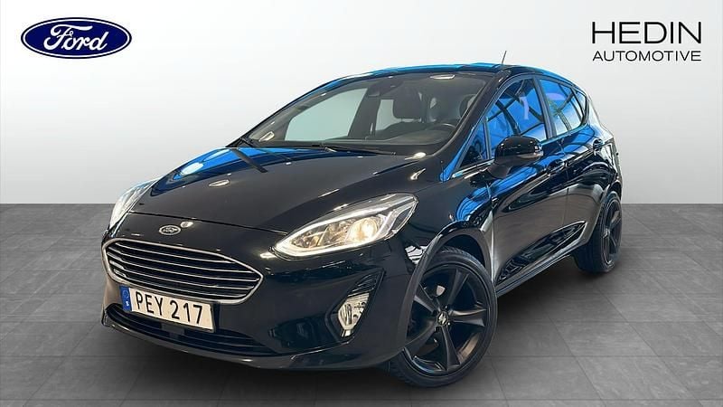 Svart (black) Begagnad 2018 Ford Fiesta Titanium Halvkombi | 115 000 kr (Marknadspris) - Bild 1/4
