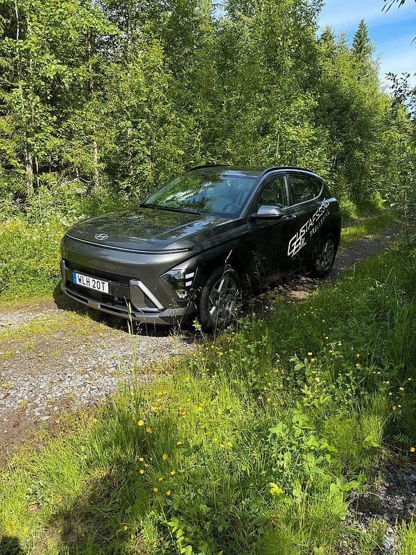 Grå Begagnad 2023 Hyundai Kona Essential SUV | 352 400 kr (Dyr) - Bild 1/4