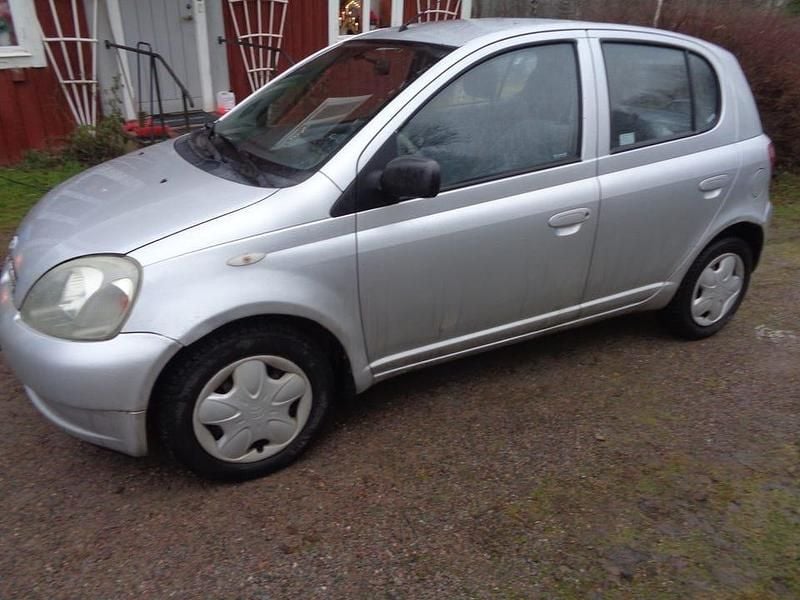 Grå Begagnad 2000 Toyota Yaris Halvkombi | 25 900 kr (Dyr) - Bild 1/1