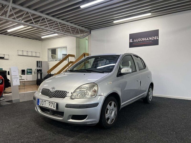 Silver Begagnad 2003 Toyota Yaris Halvkombi | 19 900 kr (Bra pris) - Bild 1/4