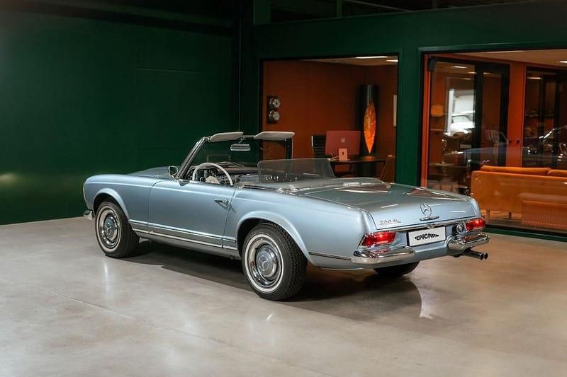 Begagnad Mercedes 230 150 HK (110 kW) 1966 Ljusblå Cab