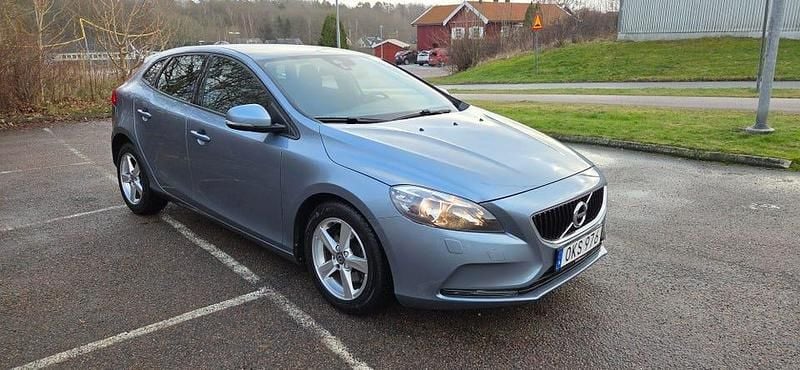 Begagnad 2017 Volvo V40 Halvkombi | 144 000 kr (Marknadspris) - Bild 1/4