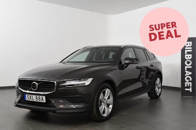 Grå Begagnad 2024 Volvo V60 CC Core Kombi | 399 500 kr (Marknadspris) - Bild 1/4