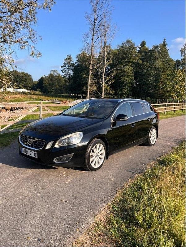 Svart Begagnad 2012 Volvo V60 Summum Kombi | 94 900 kr (Marknadspris) - Bild 1/4