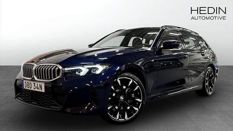 Blå (blue) Begagnad 2025 BMW 330e Comfort Edition Kombi | 528 700 kr (Superpris) - Bild 1/4