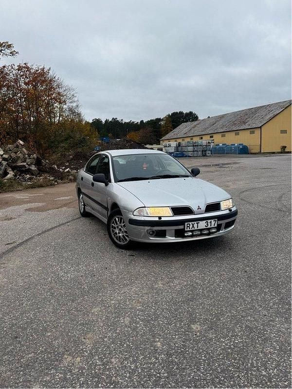 Grå Begagnad 2001 Mitsubishi Carisma Halvkombi | 12 900 kr - Bild 1/4