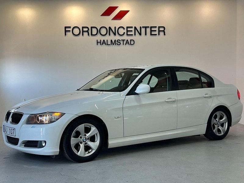 Vit Begagnad 2010 BMW 320 Sedan | 72 900 kr (Marknadspris) - Bild 1/4