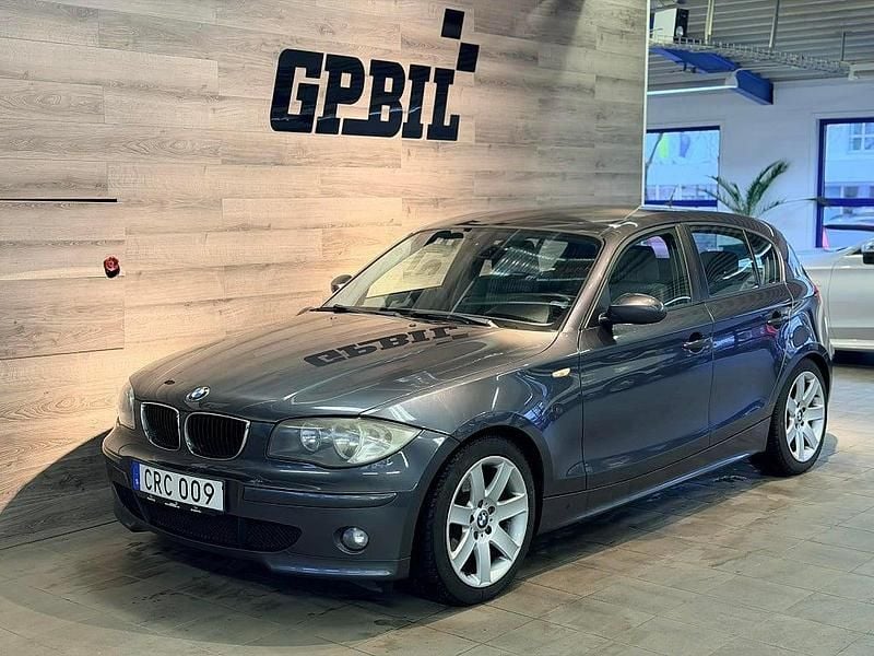 Grå Begagnad 2004 BMW 120 Advantage Halvkombi | 49 900 kr (Marknadspris) - Bild 1/4