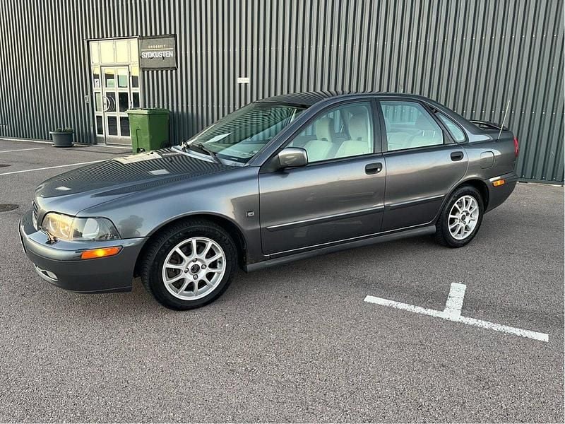 Grå Begagnad 2003 Volvo S40 Sedan | 19 000 kr (Marknadspris) - Bild 1/4
