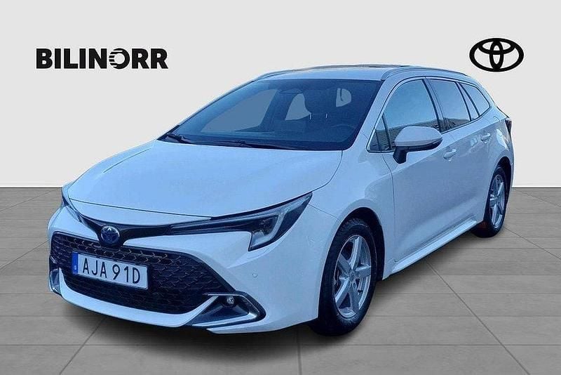 Vit Begagnad 2024 Toyota Corolla Style Kombi | 319 900 kr (Lite dyr) - Bild 1/4