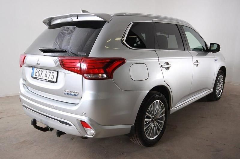 Begagnad Mitsubishi Outlander 224 HK (164 kW) 2019 Silver SUV