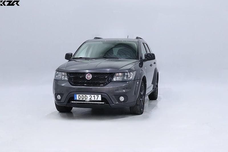 Grå Begagnad 2013 Fiat Freemont S SUV | 94 900 kr (Marknadspris) - Bild 1/4