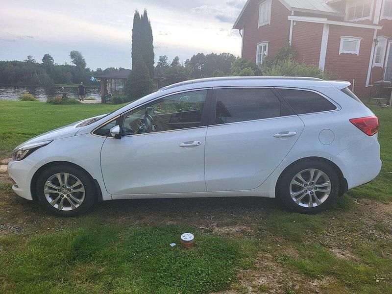 Vit Begagnad 2013 Kia Ceed Sportswagon Comfort Kombi | 69 000 kr (Marknadspris) - Bild 1/4