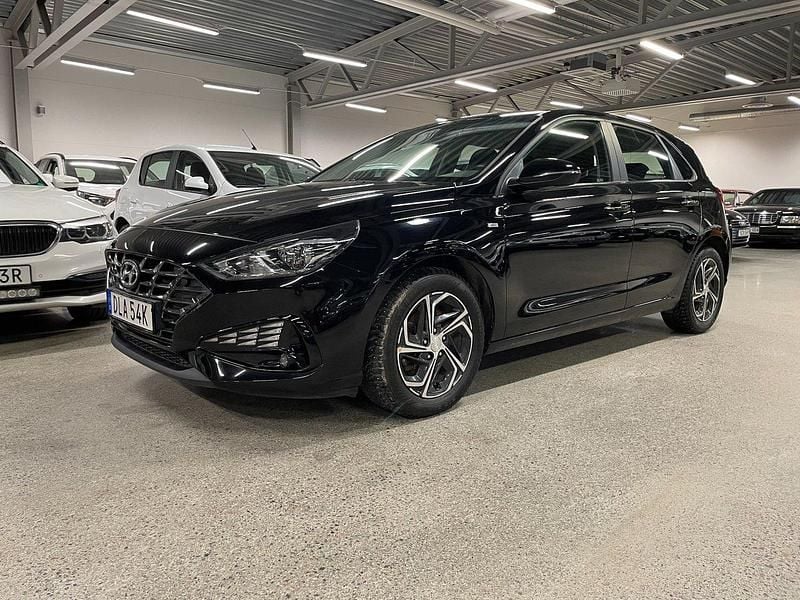Svart Begagnad 2020 Hyundai i30 Essential Halvkombi | 179 900 kr (Marknadspris) - Bild 1/4