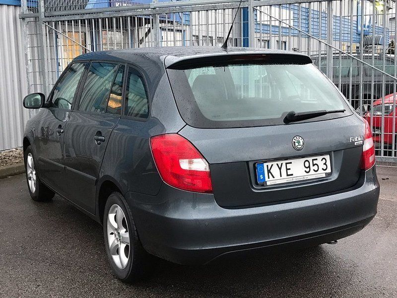 Begagnad Skoda Fabia 86 HK (63 kW) 2010 Mörkgrå Halvkombi