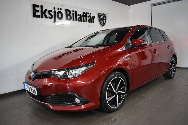 Röd Begagnad 2018 Toyota Auris Hybrid Comfort Halvkombi | 159 500 kr (Marknadspris) - Bild 1/4