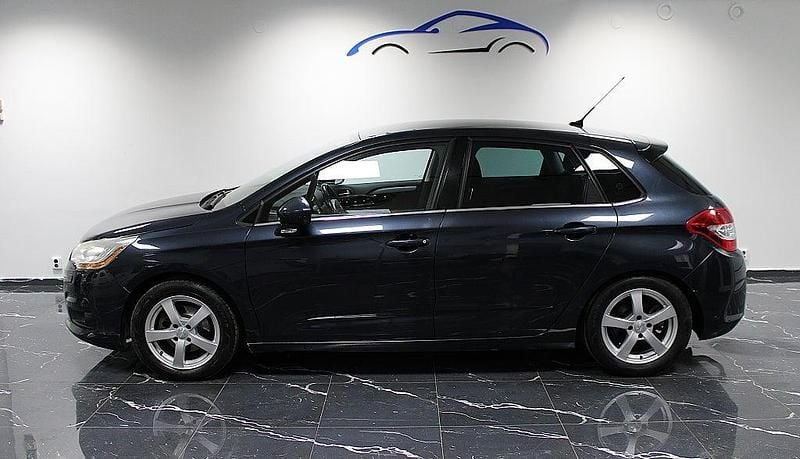 Blå Begagnad 2011 Citroën C4 Halvkombi | 68 800 kr (Marknadspris) - Bild 1/4