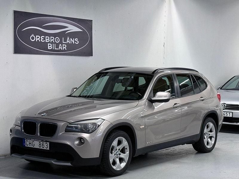 Silver Begagnad 2011 BMW X1 SUV | 114 900 kr (Marknadspris) - Bild 1/4