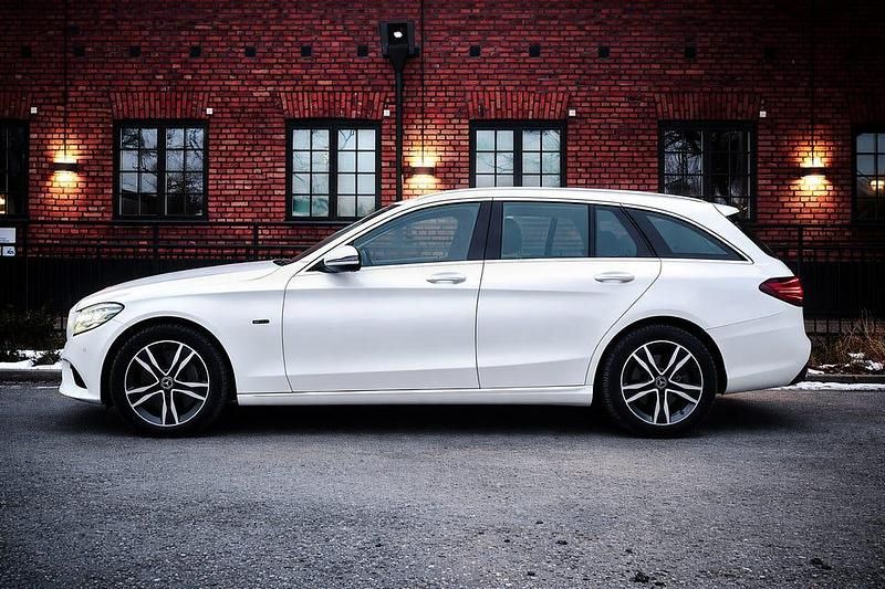 Begagnad Mercedes C300 Avantgarde 320 HK (235 kW) 2021