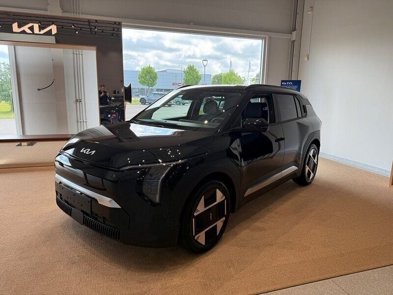 Blå Ny 2024 Kia EV3 Plus SUV | 504 371 kr (Marknadspris) - Bild 1/4