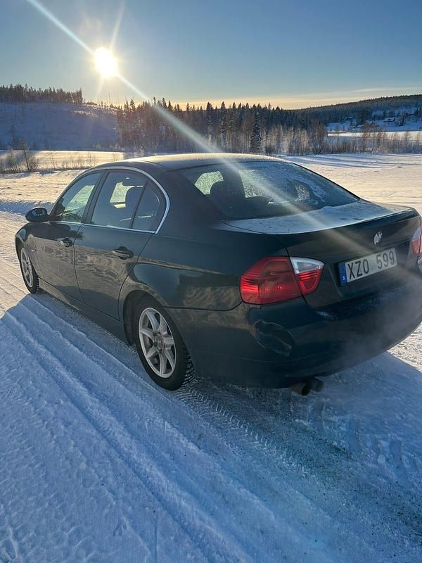 Begagnad BMW 325 218 HK (160 kW) 2007 Sedan