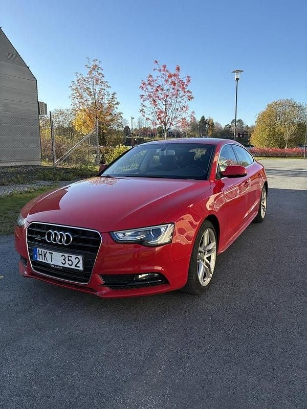 Röd Begagnad 2013 Audi A5 Sportback Comfort Halvkombi | 129 000 kr (Marknadspris) - Bild 1/4