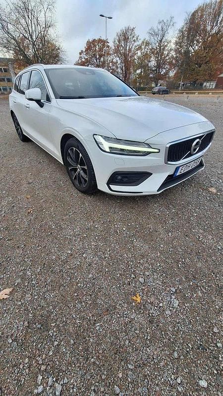 Vit Begagnad 2020 Volvo V60 Momentum Kombi | 240 000 kr (Marknadspris) - Bild 1/4
