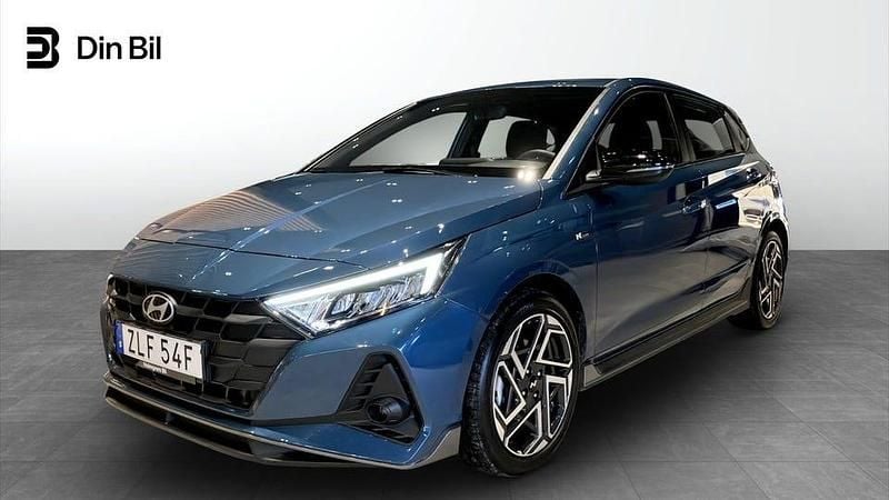 Blå Begagnad 2024 Hyundai i20 Halvkombi | 259 900 kr (Lite dyr) - Bild 1/4