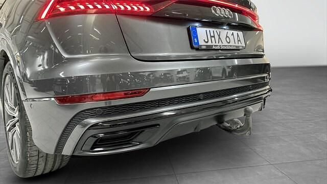 Begagnad Audi Q8 S-Line 462 HK (339 kW) 2021 Daytonagrå pärleffekt SUV
