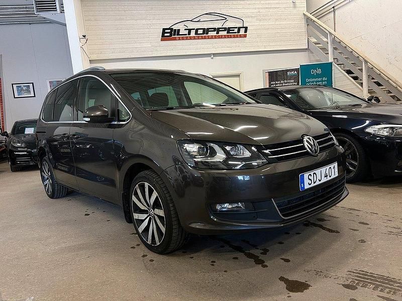 Mörkbrun (brun) Begagnad 2016 VW Sharan Minibuss | 189 000 kr (Lite dyr) - Bild 1/4