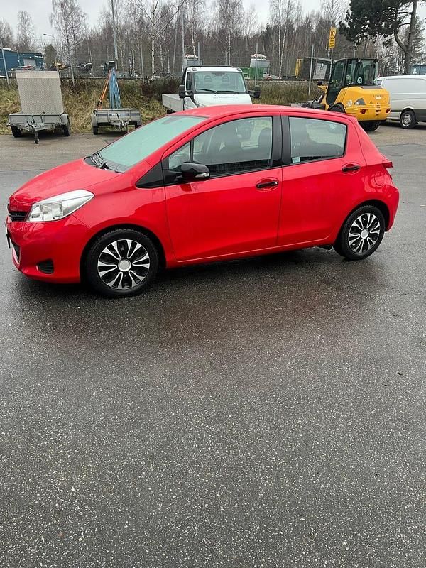 Röd Begagnad 2012 Toyota Yaris Halvkombi | 74 000 kr (Lite dyr) - Bild 1/4