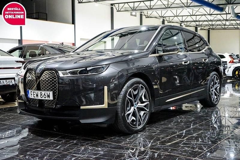 Grå Begagnad 2021 BMW iX Comfort Edition SUV | 469 500 kr (Marknadspris) - Bild 1/4