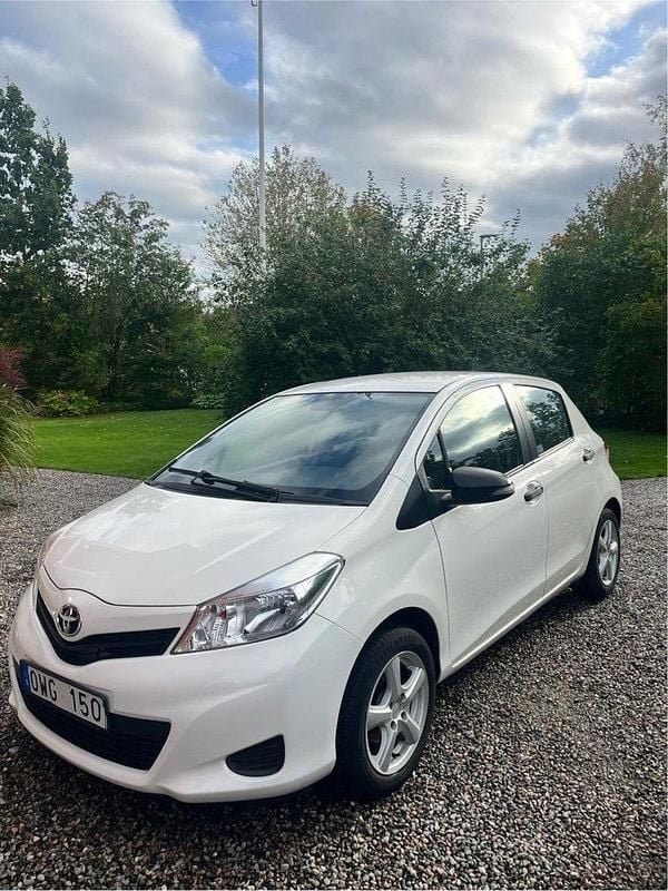 Vit Begagnad 2012 Toyota Yaris Life Halvkombi | 65 000 kr (Marknadspris) - Bild 1/4