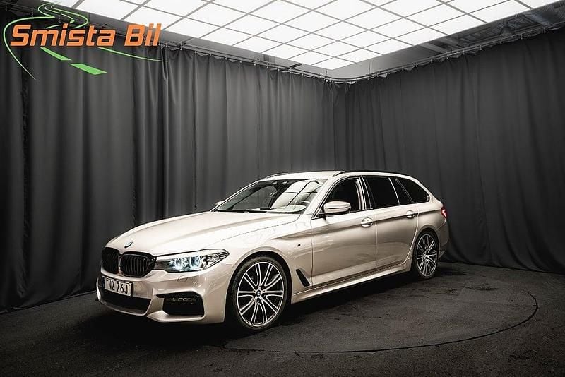 Grå Begagnad 2019 BMW 520 M Sport Kombi | 318 900 kr (Marknadspris) - Bild 1/3