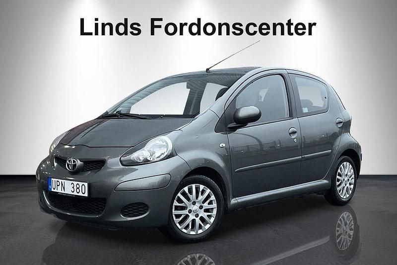 Grön Begagnad 2010 Toyota Aygo Halvkombi | 32 000 kr (Marknadspris) - Bild 1/4