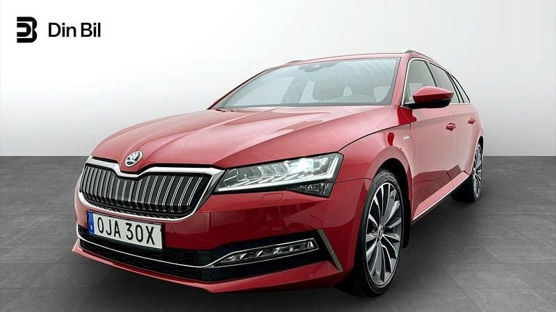 Röd Begagnad 2023 Skoda Superb LAURIN & KLEMENT Kombi | 374 900 kr (Lite dyr) - Bild 1/4