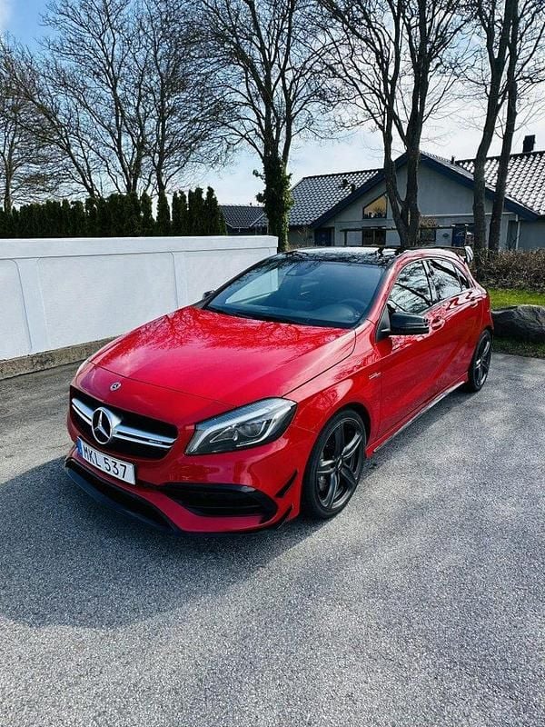 Röd Begagnad 2018 Mercedes A45 AMG AMG Halvkombi | 325 000 kr (Marknadspris) - Bild 1/4