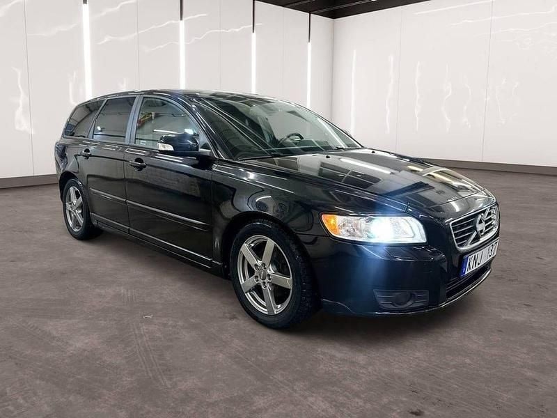 Svart Begagnad 2011 Volvo V50 Momentum Kombi | 74 900 kr (Marknadspris) - Bild 1/4