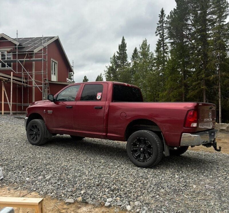 Röd Begagnad 2011 RAM 2500 Pickup | 500 000 kr - Bild 1/4